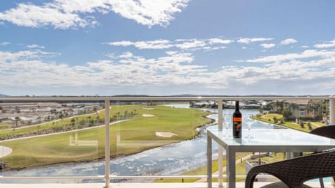 Spa Apartment - Beautiful Views Of Golf Course! Maison in Pelican Waters