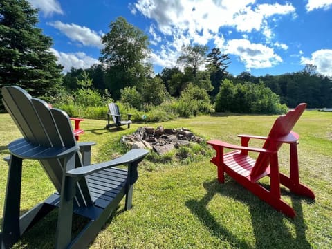 Relaxing Riverside Getaway with a Cozy Fireplace House in Bancroft