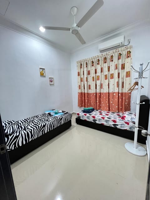 Bed, Photo of the whole room, Bedroom, fireplace, air conditioner