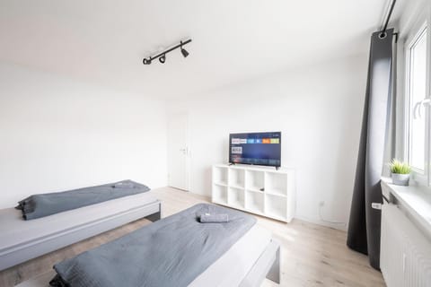 Bed, TV and multimedia, Bedroom