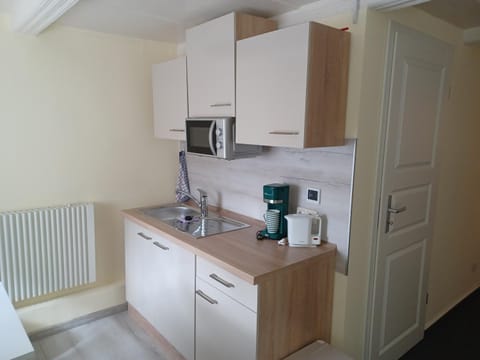 Coffee/tea facilities, Kitchen or kitchenette, minibar, oven, stove