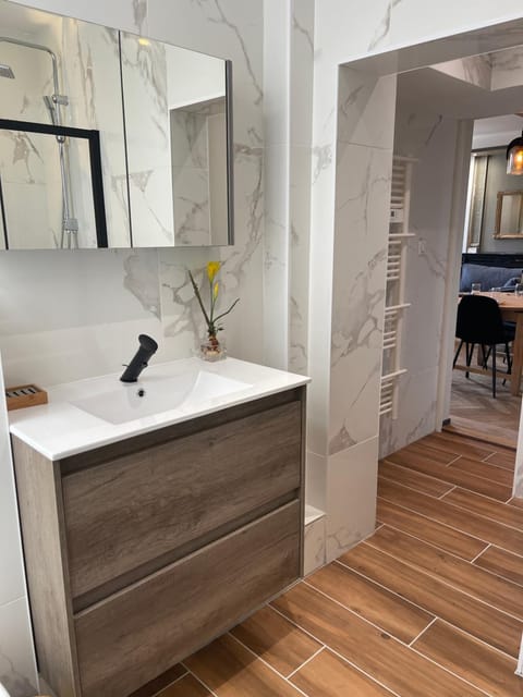 Superbe F3 meublé , hyper centre, fibre, idéal Pro Apartment in Montluçon