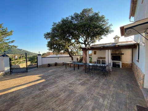 Property building, Patio, Day, Natural landscape, View (from property/room), Balcony/Terrace, Mountain view