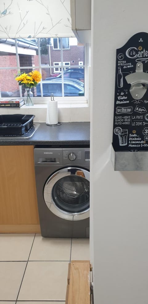 Kitchen or kitchenette, washing machine