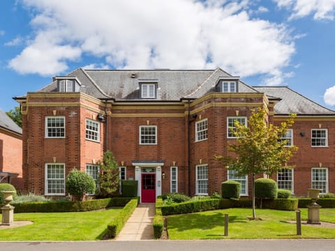 Pass the Keys Modern 2 Bed in Leamington Spa Condo in Royal Leamington Spa