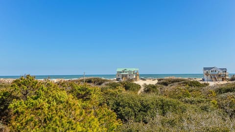 4x2398, The T House- Oceanside, 5 BRs, Wild Horses, 600 ft to Beach Access, 4wheel Drive Area Haus in Carova Beach