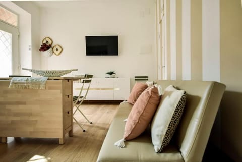 TV and multimedia, Living room, Seating area, hair dresser