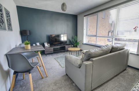 #2 Limes by DerBnB, Modern 1 Bedroom Apartment, Free Parking, WI-FI & Netflix Near Royal Derby Hospital Apartment in Derby