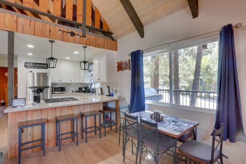 Sherwood Cabin with Deck, Fire Pit and Lake Access! House in Big Bear
