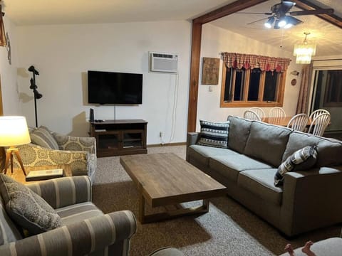 TV and multimedia, Living room, Seating area, fireplace