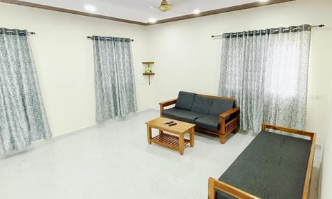 TrueLife Homestays - Chinmai Nivas - Modern 2BHK homes for family - Tirumala Mountain View - Best Peaceful Location - Many restaurants nearby - Large hall, AC bedrooms, Modular Kitchen - Fast WiFi - Android TV - 250 Jio Channels Eigentumswohnung in Tirupati