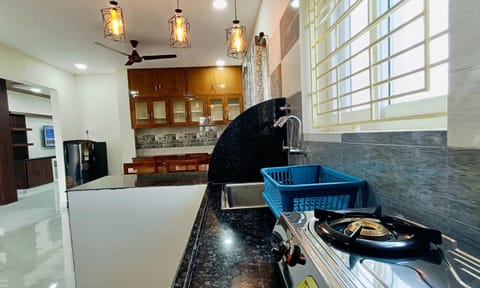 TrueLife Homestays - Chinmai Nivas - Modern 2BHK homes for family - Tirumala Mountain View - Best Peaceful Location - Many restaurants nearby - Large hall, AC bedrooms, Modular Kitchen - Fast WiFi - Android TV - 250 Jio Channels Copropriété in Tirupati