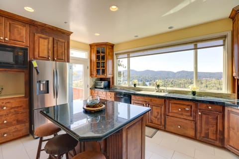 Lake Arrowhead Home with 3 Decks and Stunning Views! House in Lake Arrowhead