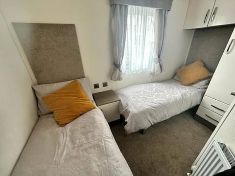 6 berth luxury caravan, Lyons Winkups Holiday Park House in Towyn