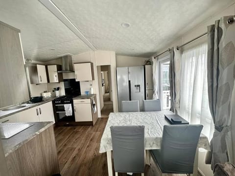 6 berth luxury caravan, Lyons Winkups Holiday Park Casa in Towyn