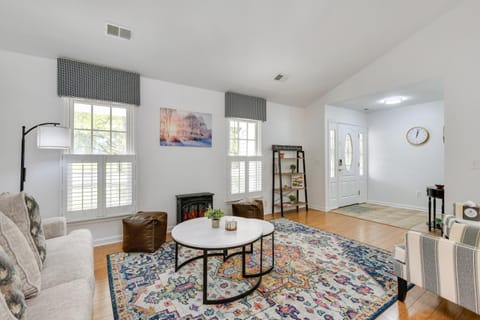 Dog-Friendly Crofton Home 13 Mi to Annapolis! Haus in Prince Georges County