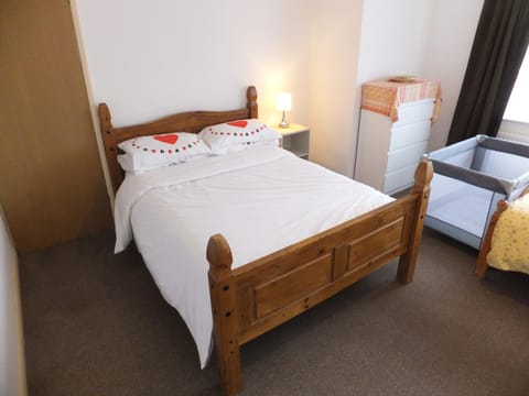 Many Worlds Meet Near East Croydon 15 mins to Central London, Gatwick - Spacious, Sleeps up to 16 plus Cot - Free WiFi, Parking - Next to Lloyd Park, Great for Walkers - Ideal for Contractors - Families - Relocators Vacation rental in Croydon