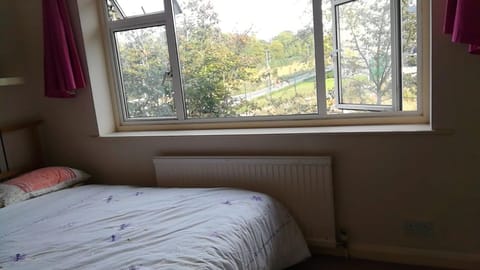 Many Worlds Meet - Tram to Wimbledon, Near East Croydon 15 mins to Central London and Gatwick - Spacious, Sleeps up to 16 plus Cot - Free WiFi, Parking - Next to Lloyd Park, Great for Families, Walkers, Relocators - Ideal for Contractors Vacation rental in Croydon