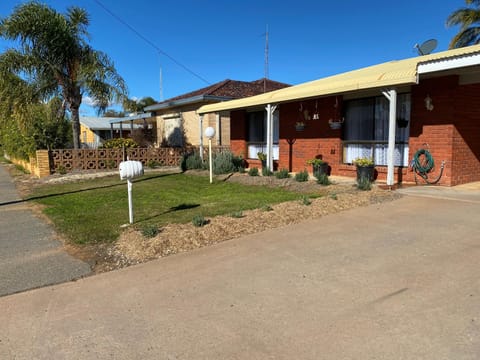 Property building, Day, Garden, Street view