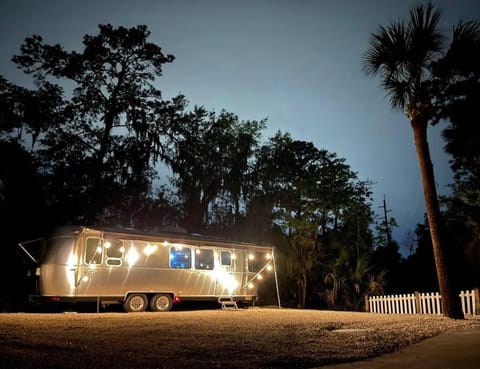 Large 4bed/4bath Home + 2 Airstream Glampers & Spa Midway to Tybee Beach & Downtown Savannah with Fast WiFi and More! Casa in Wilmington Island