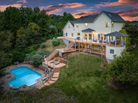 Sleeps 12, Pool, Sauna, Gazebo, Hot Tub, 18 Minute to Downtown Asheville! Haus in Upper Hominy