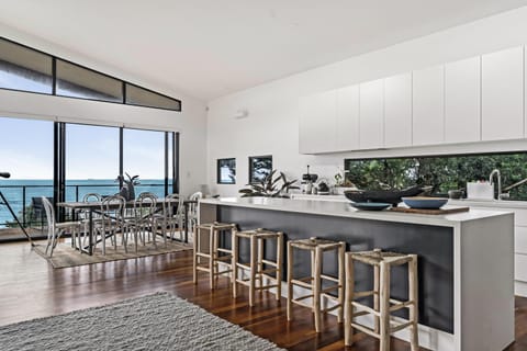 'rockpool' - Direct Beach Access House in Wollongong