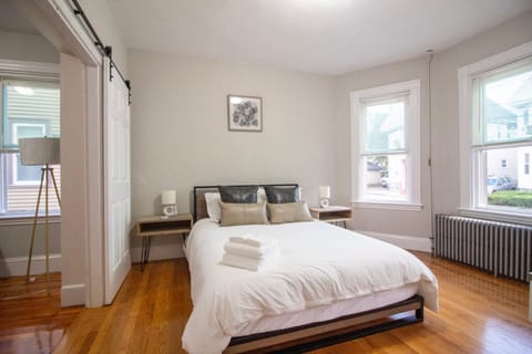 2 bedroom condo close to Boston and Cambridge with free parkings Condo in Cambridge
