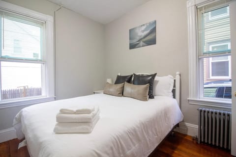 2 bedroom condo close to Boston and Cambridge with free parkings Condo in Cambridge
