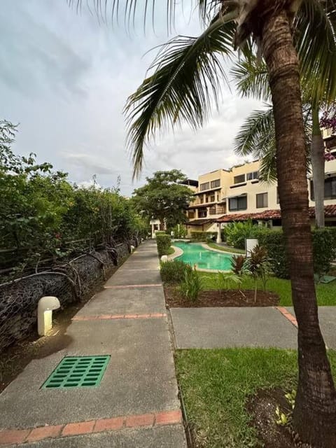Renovated 2 Bed condo 5 min walk to beach Appartamento in Coco