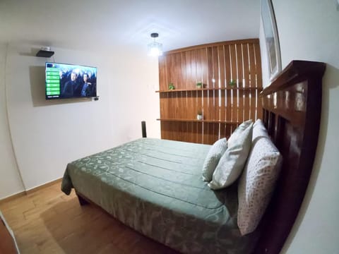 Bed, TV and multimedia, Photo of the whole room, Evening entertainment, Bedroom