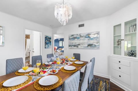 Chic Vacation Home close to Downtown - Casa Azul House in West Palm Beach