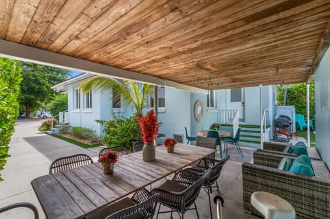 Chic Vacation Home close to Downtown - Casa Azul Casa in West Palm Beach