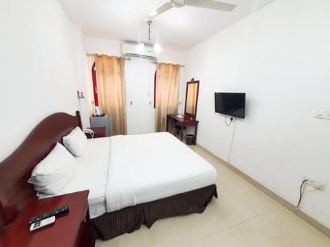 Bed, TV and multimedia, Seating area, air conditioner