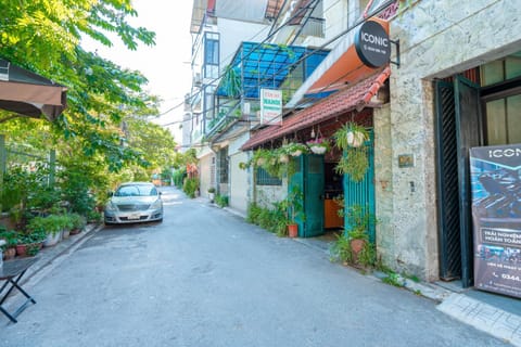 Property building, Day, Neighbourhood, City view, Street view, Location, Parking