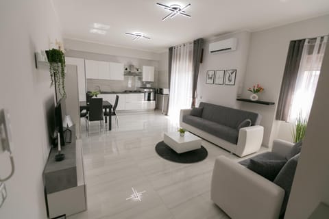 Communal lounge/ TV room, TV and multimedia, Living room, Dining area, air conditioner