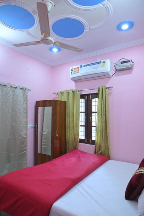 Photo of the whole room, air conditioner