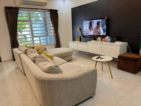 Setia Tropika Serenity: 4Bedroom Landed 12-16pax Maison in Johor Bahru