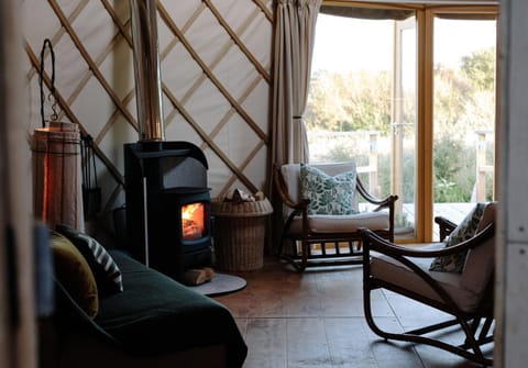 Tree Field Yurt at Moor Farm Tienda de lujo in Godshill