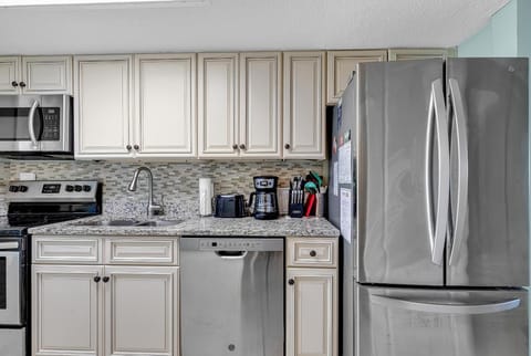 Coffee/tea facilities, Kitchen or kitchenette, dishwasher, oven, stove, toaster