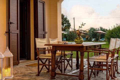 Patio, Day, Garden, Dining area, Garden view