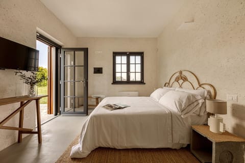 Bed, TV and multimedia, Bedroom