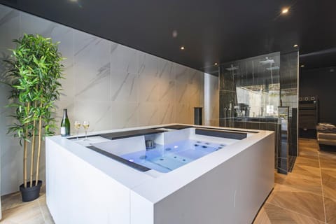 Hot Tub, Hot Tub, Spa and wellness centre/facilities, Bath