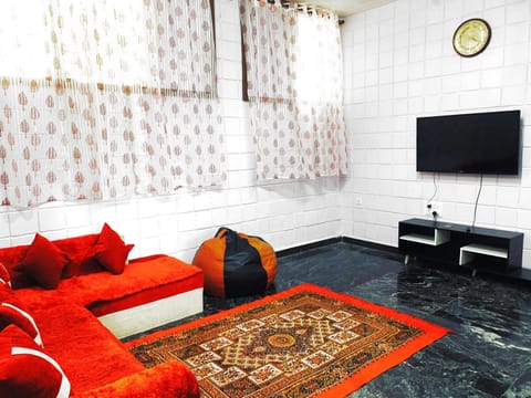 Communal lounge/ TV room, TV and multimedia, Living room, Seating area, Evening entertainment