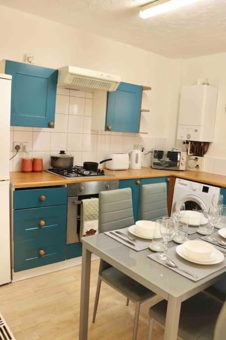 Stunning Guest House FREE WiFi &Parking Apartment in Leeds