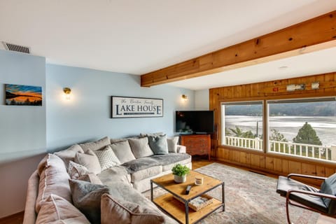 Harrison Getaway with Deck and Lake Views! Maison in Harrison
