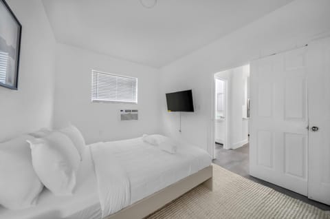 Historic Hidden Gem: 2 Bedroom Apartment Condo in Coral Gables