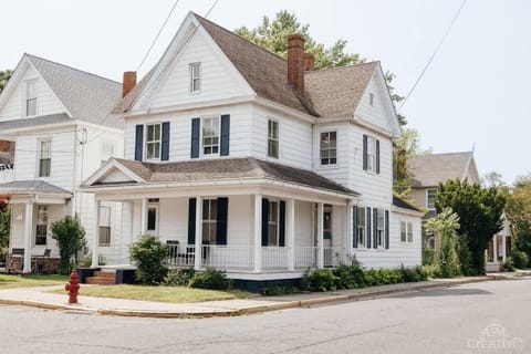 Property building, Facade/entrance, Day, Neighbourhood, Bird's eye view, Landmark view, Street view