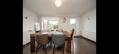 Spacious Chessington home with parking & garden Haus in Epsom