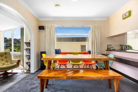 Retro 4 bedroom home, warm and welcoming, quiet location House in Wellington Region