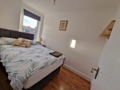 CosyHomeStay Evesham Spacious home W/Free Parking & WiFi House in Evesham